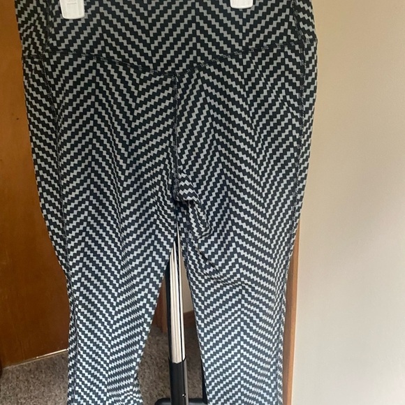 Nike Leggings Women's M Black Gray Dri-Fit Legend 2.0 Zig Zag Capri size large - Picture 1 of 8